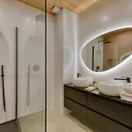 Majestic Apartment *